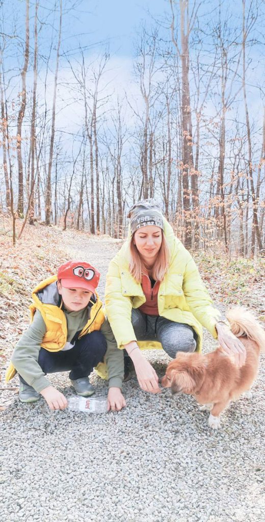 žena, dječak i mali žuti pas u šumi