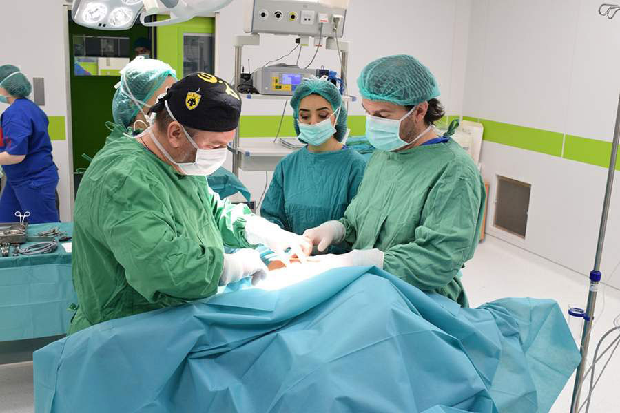 četiri člana medicinskog tima obavljaju operaciju