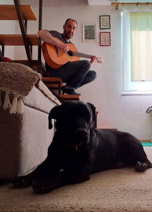 Berislav Blagojević svira gitari a pas pored njega leži