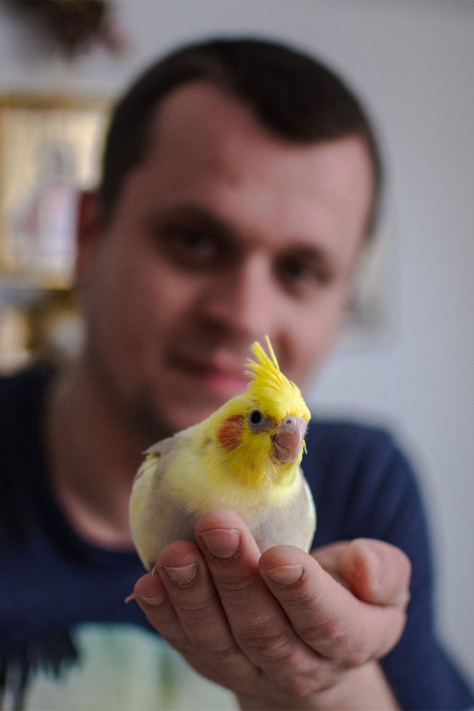 Boris Kačar drži pticu u ruci
