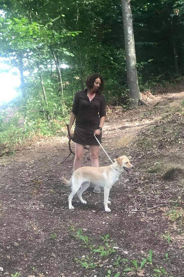 Aleksandra Mušić i bijeli pas u šumi