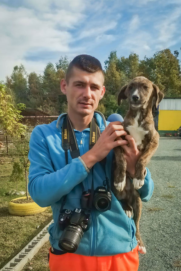 Ivan Mandić drži psa u naručju