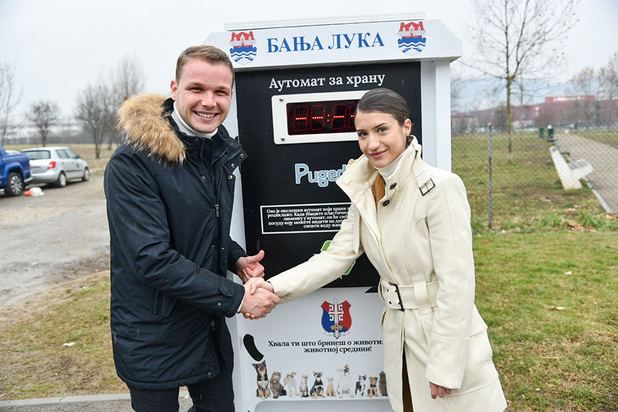 gradonačelnik Banjaluke Draško Stanivuković pored reciklažnog aparata