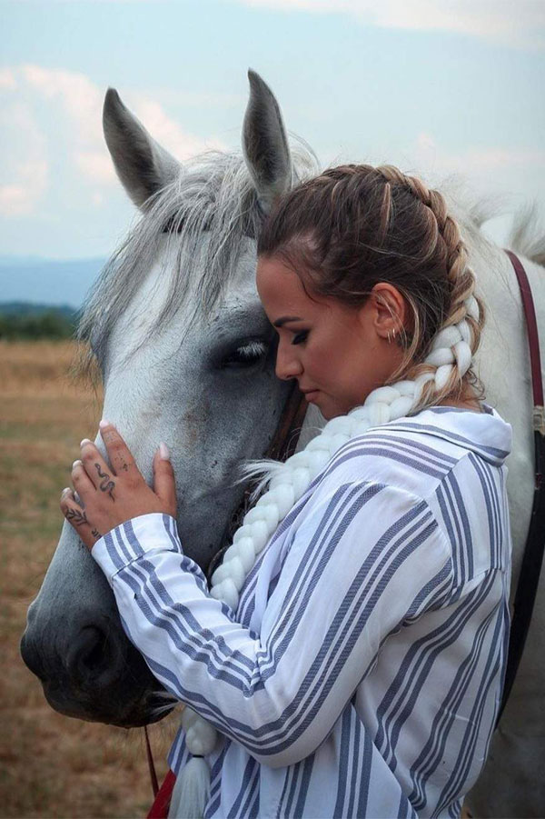 Andrea Dervenić sa konjem