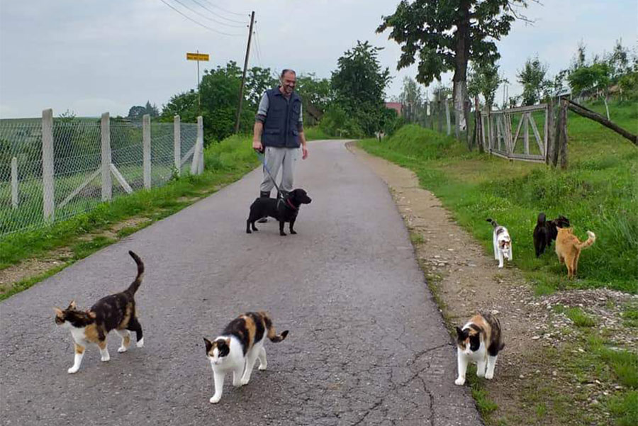 Berislav Blagojević sa psim i šest mačaka