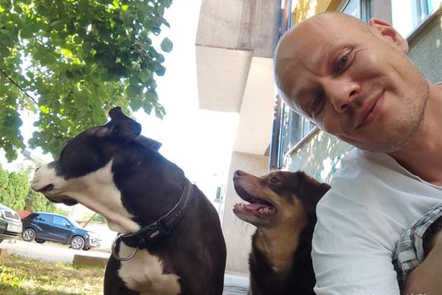 Mladen Miljuš pravi selfi sa dva psa