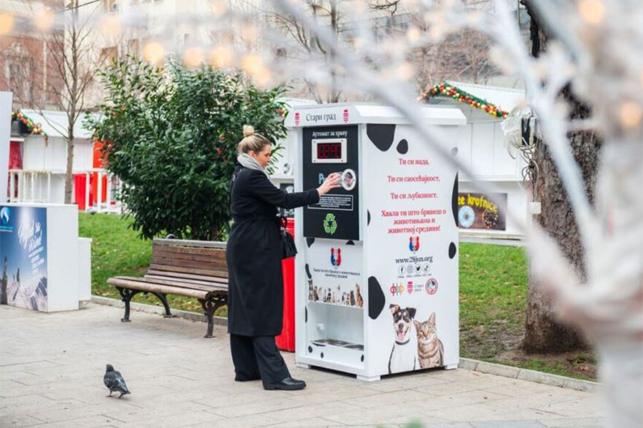 aparat za recikliranje flaša koji daje hranu za pse